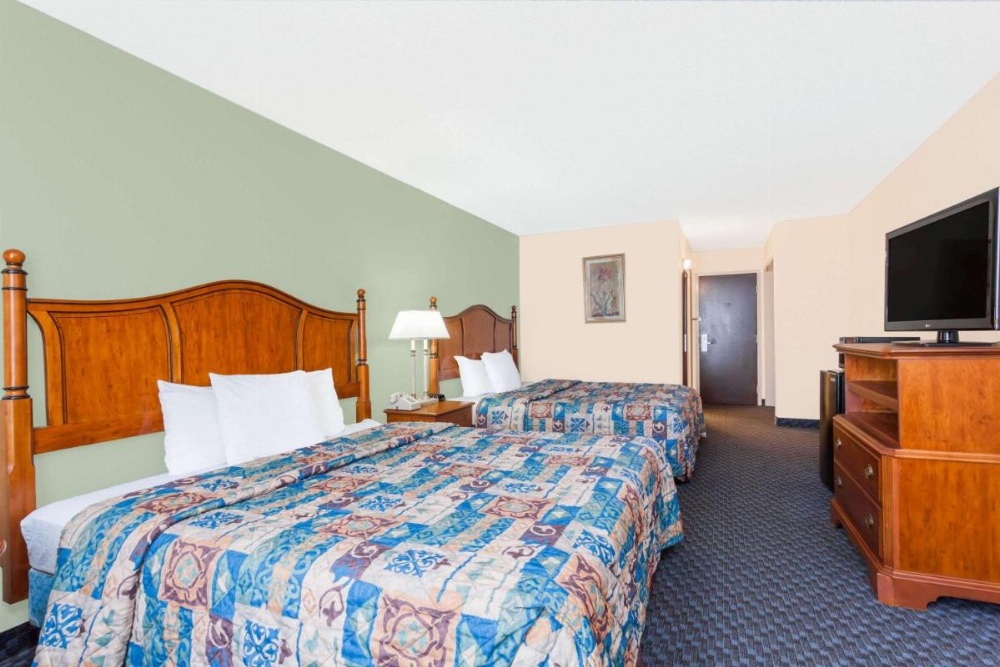 Days Inn & Suites by Wyndham SE Columbia Ft Jackson Image 12