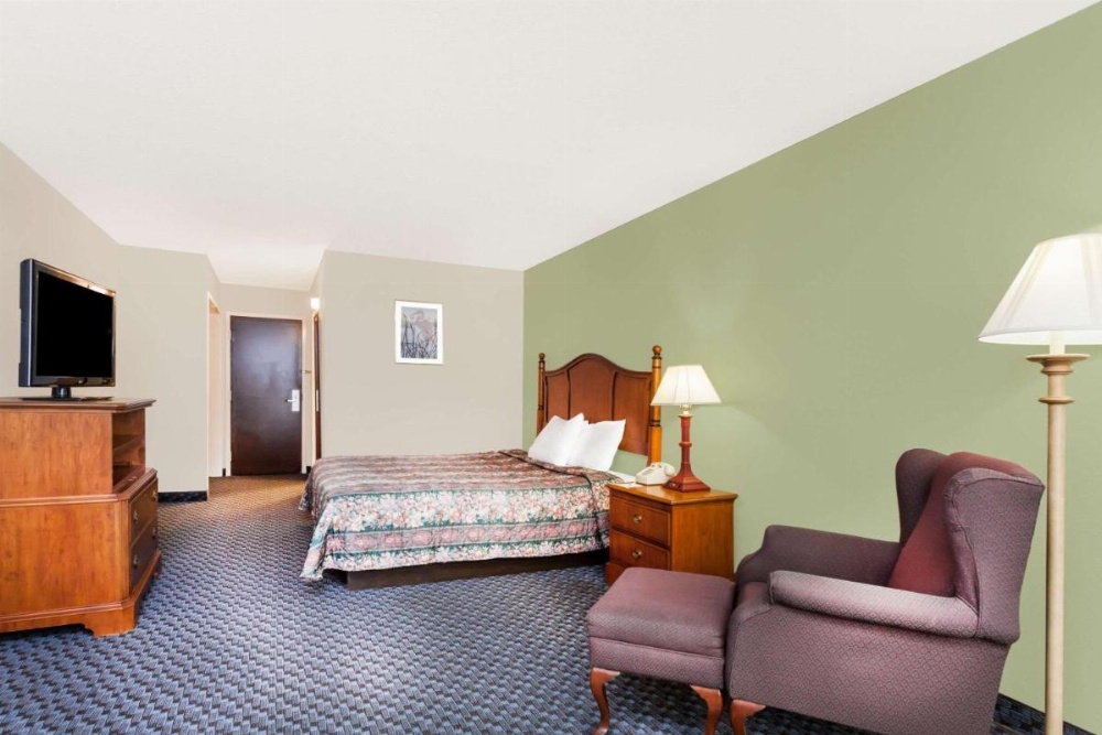 Days Inn & Suites by Wyndham SE Columbia Ft Jackson Image 25