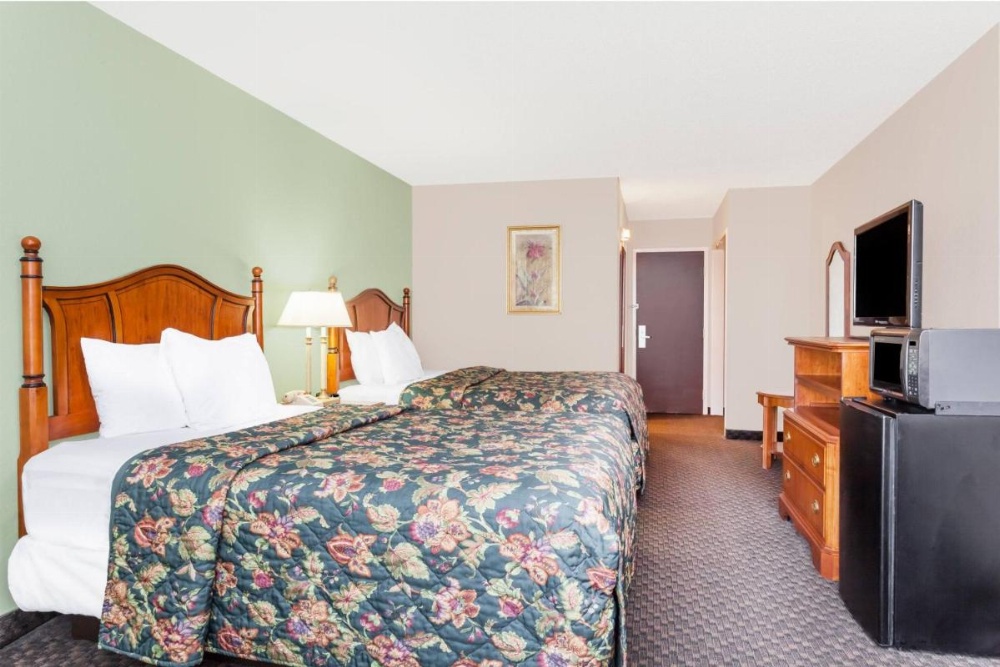 Days Inn & Suites by Wyndham SE Columbia Ft Jackson Image 33